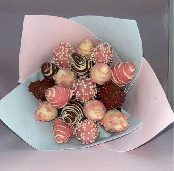 Букет ассорти из клубники в шоколаде с доставкой по Москве NatalyCake