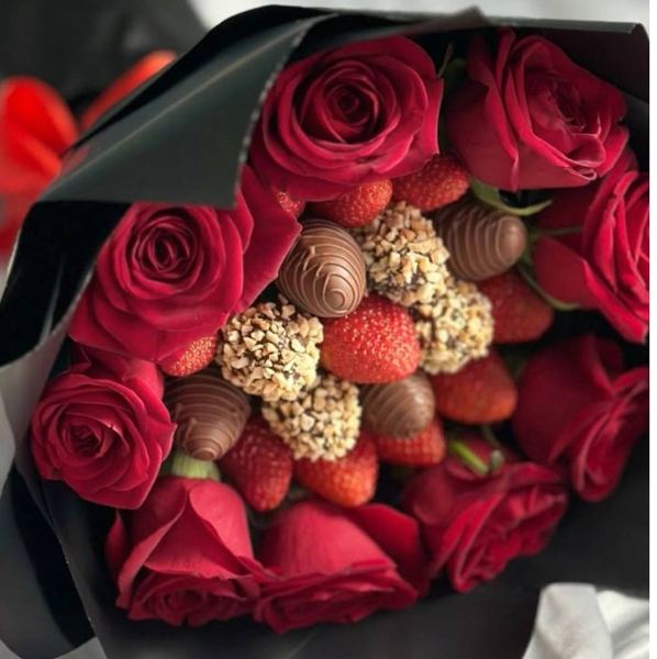 Букет «Дерзость» из роз и клубники в шоколаде NatalyCake
