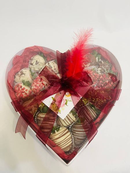 Ассорти клубники в шоколаде в коробке в форме сердца с орехами и ягодным декором