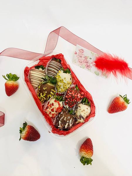 Набор клубники в шоколаде с фисташкой, сублимированной клубникой и шоколадной стружкой в подарочной упаковке