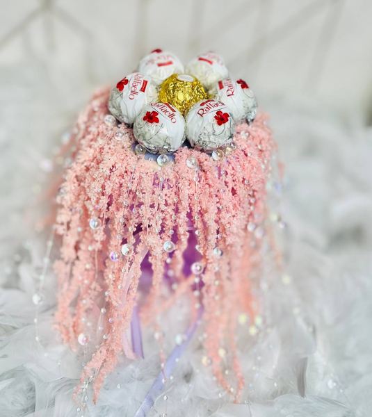 Мини букет «Сладкий водопад» розовый – Raffaello NatalyCake