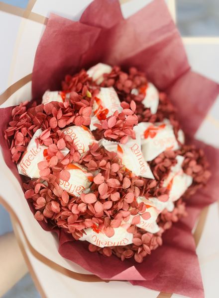 Букет «Алая гортензия» из Raffaello NatalyCake